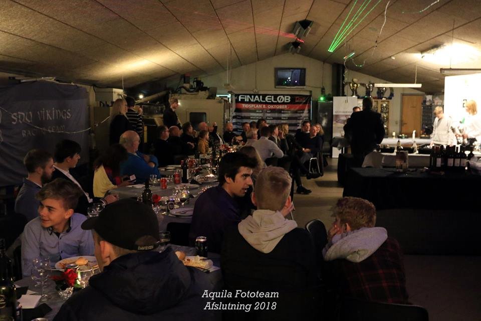 God mad og god stemning i værkstedet ved Aquila Racing Cars